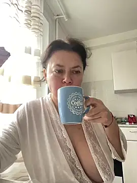 Snapshot of Kiravix chatting on April 2, 8:12 am Kiravix online show from April 2, 8:12 am