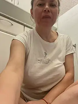 Snapshot of Kiravix chatting on April 6, 7:48 pm Kiravix online show from April 6, 7:48 pm