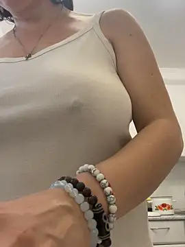 Snapshot of Kiravix chatting on April 7, 1:11 pm Kiravix online show from April 7, 1:11 pm