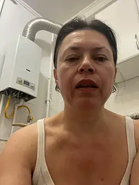 Snapshot of Kiravix chatting on April 9, 8:47 pm Kiravix online show from April 9, 8:47 pm