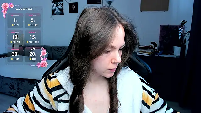 Snapshot of cute_little_ass chatting on February 27, 7:19 am cute little ass online show from February 27, 7:19 am