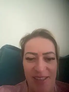 Snapshot of Alerquinasc chatting on February 1, 9:57 pm Alerquinasc online show from February 1, 9:57 pm