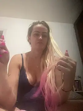 Snapshot of Alerquinasc chatting on February 4, 1:44 am Alerquinasc online show from February 4, 1:44 am