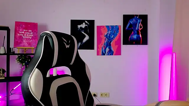 Charlotte Colinss online show from November 7, 4:23 am