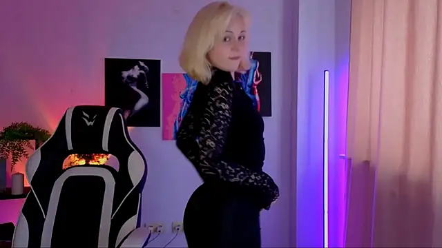 Snapshot of Charlotte_Colinss chatting on April 20, 4:59 am Charlotte Colinss online show from April 20, 4:59 am