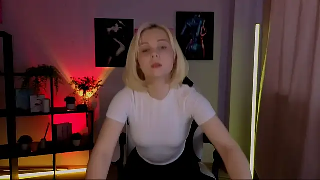 Snapshot of Charlotte_Colinss chatting on April 30, 4:41 am Charlotte Colinss online show from April 30, 4:41 am