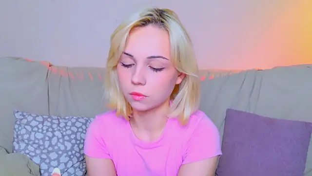 Snapshot of Charlotte_Colinss chatting on May 9, 5:45 am Charlotte Colinss online show from May 9, 5:45 am