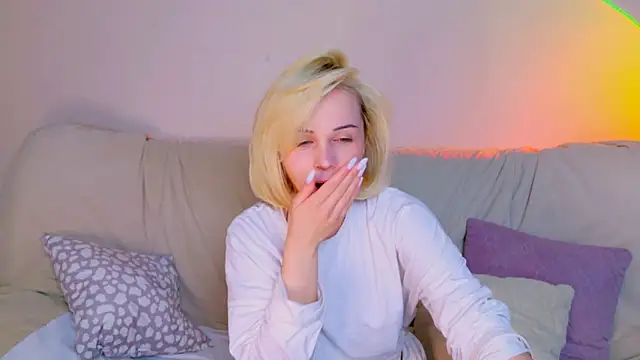 Snapshot of Charlotte_Colinss chatting on May 11, 4:07 am Charlotte Colinss online show from May 11, 4:07 am