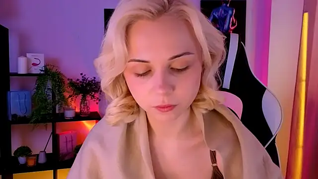 Snapshot of Charlotte_Colinss chatting on May 21, 6:09 am Charlotte Colinss online show from May 21, 6:09 am