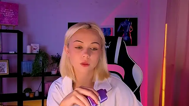 Snapshot of Charlotte_Colinss chatting on May 29, 4:21 am Charlotte Colinss online show from May 29, 4:21 am