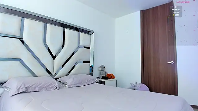 Michelle Ferrerr online show from December 3, 8:29 pm