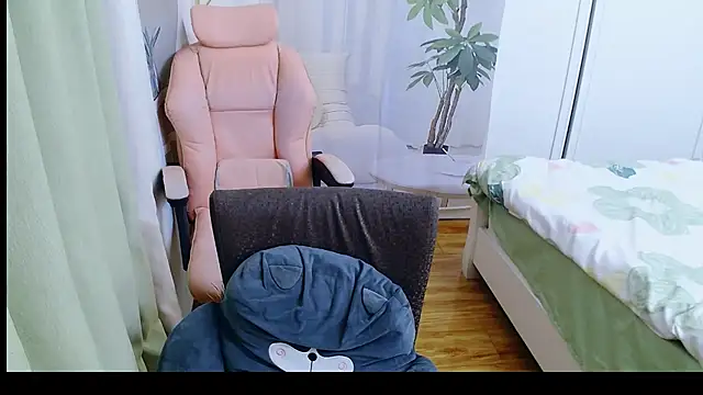 Winnie-01 online show from April 14, 2:56 pm