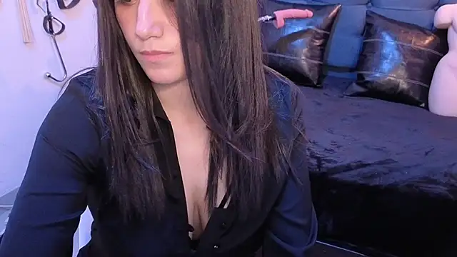 elowen halley1 online show from October 17, 8:00 pm