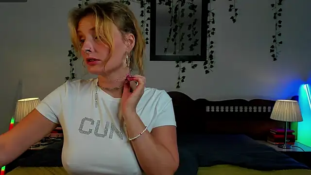 Ariana Spring online show from September 10, 2:17 pm