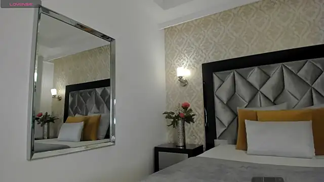 Layla Mackenzie online show from October 10, 4:22 am