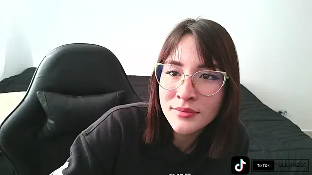 Snapshot of Yulienneg chatting on October 6, 9:23 pm Yulienneg online show from October 6, 9:23 pm
