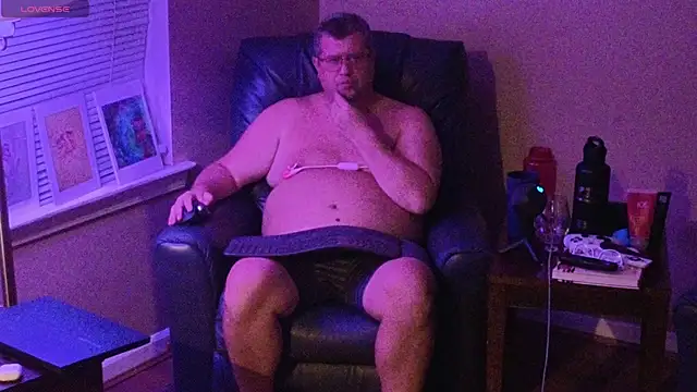 Snapshot of Single_White_Male chatting on October 2, 1:34 am Single White Male online show from October 2, 1:34 am