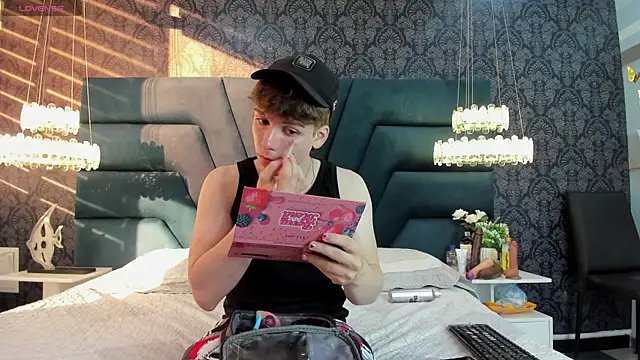 TaylerWhite online show from December 14, 11:59 am