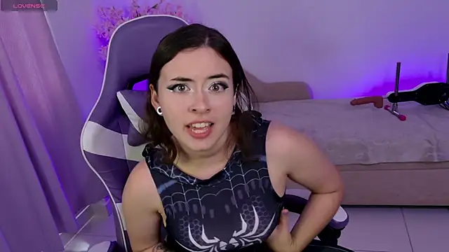 Mia wee online show from April 20, 3:59 pm