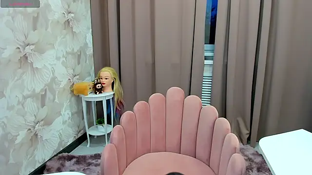 Snapshot of cute_luucy chatting on October 21, 3:18 am cute luucy online show from October 21, 3:18 am