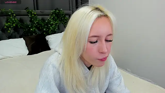 cute luucy online show from November 18, 1:44 am