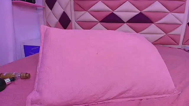 valecastro  online show from November 13, 7:13 pm