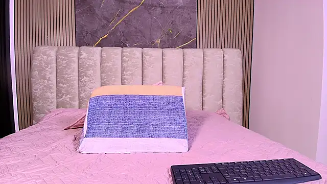 valecastro  online show from December 2, 7:20 pm