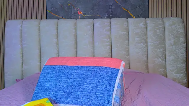 valecastro  online show from December 17, 7:20 pm