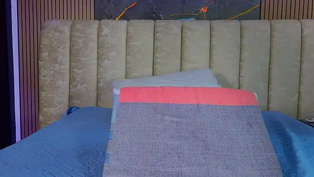 valecastro  online show from December 18, 7:20 pm