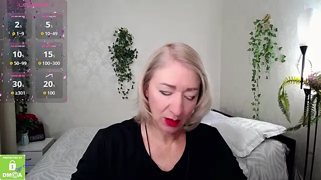 Snapshot of hunters_woman chatting on October 16, 1:45 pm hunters woman online show from October 16, 1:45 pm