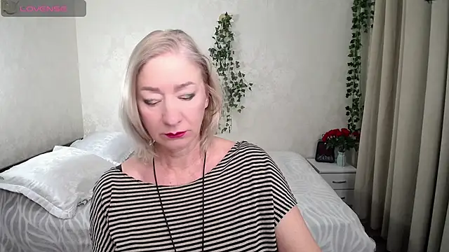 Snapshot of hunters_woman chatting on November 29, 10:35 pm hunters woman online show from November 29, 10:35 pm