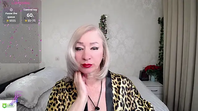 hunters woman online show from May 11, 7:00 pm