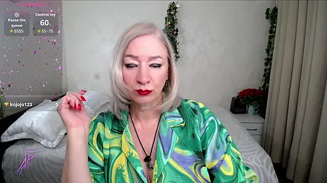 hunters woman online show from May 31, 4:36 pm