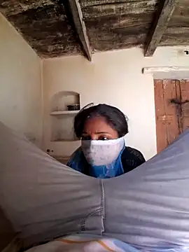 Snapshot of RAYI_Queen_3 chatting on March 5, 8:10 am RAYI Queen 3 online show from March 5, 8:10 am