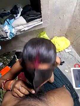 Snapshot of RAYI_Queen_3 chatting on April 6, 10:33 pm RAYI Queen 3 online show from April 6, 10:33 pm