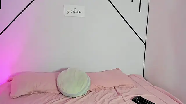 MiahCornell  online show from October 27, 7:40 pm