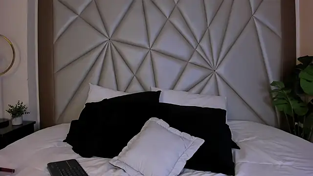 Snapshot of MeganHoffmaan chatting on November 19, 3:28 am MeganHoffmaan online show from November 19, 3:28 am