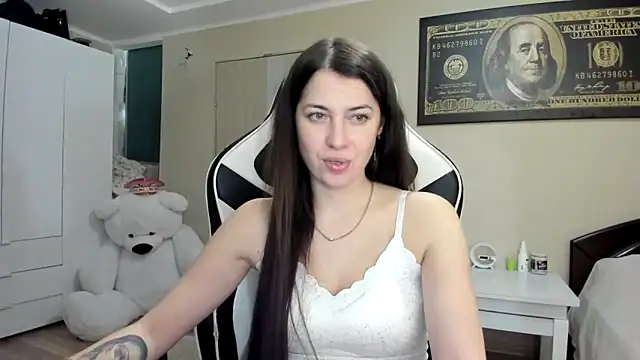 Snapshot of EmiLovsi chatting on October 8, 8:06 pm EmiLovsi online show from October 8, 8:06 pm