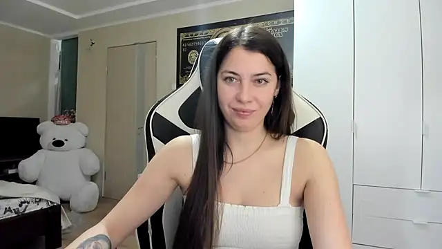 Snapshot of EmiLovsi chatting on October 12, 7:24 pm EmiLovsi online show from October 12, 7:24 pm