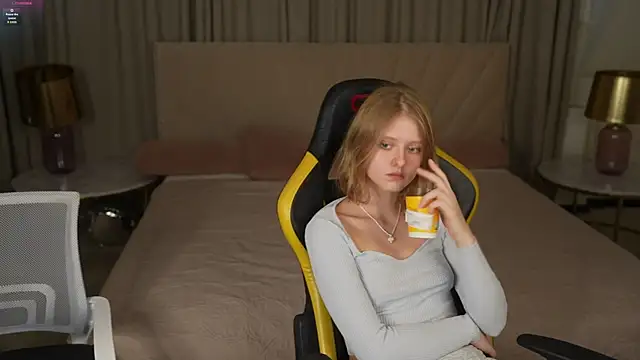 Snapshot of Esmie_Smile chatting on October 11, 2:48 pm Esmie Smile online show from October 11, 2:48 pm