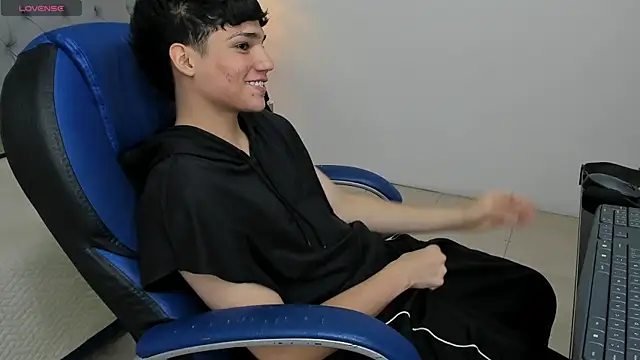Snapshot of SamBlack_ chatting on April 29, 12:31 pm SamBlack online show from April 29, 12:31 pm