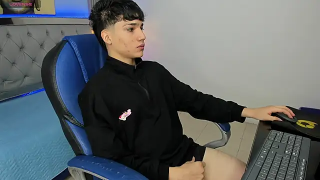 Snapshot of SamBlack_ chatting on May 2, 12:32 pm SamBlack online show from May 2, 12:32 pm