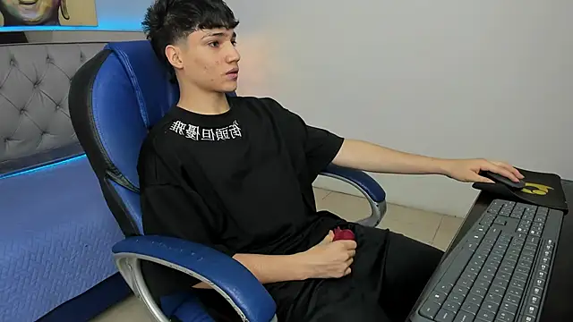 Snapshot of SamBlack_ chatting on May 4, 8:27 pm SamBlack online show from May 4, 8:27 pm