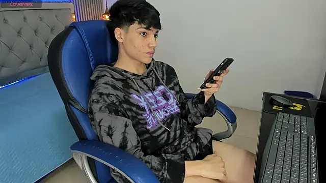 Snapshot of SamBlack_ chatting on May 9, 1:16 pm SamBlack online show from May 9, 1:16 pm