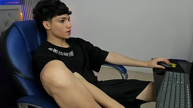 Snapshot of SamBlack_ chatting on May 14, 12:23 pm SamBlack online show from May 14, 12:23 pm