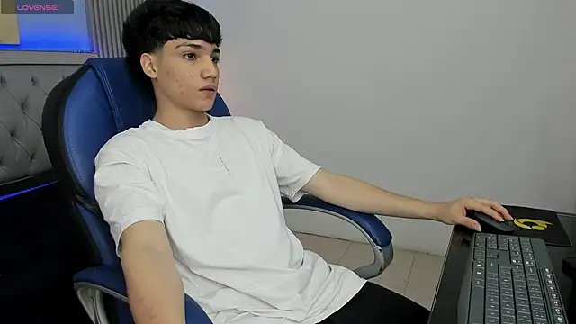 Snapshot of SamBlack_ chatting on May 20, 12:22 pm SamBlack online show from May 20, 12:22 pm