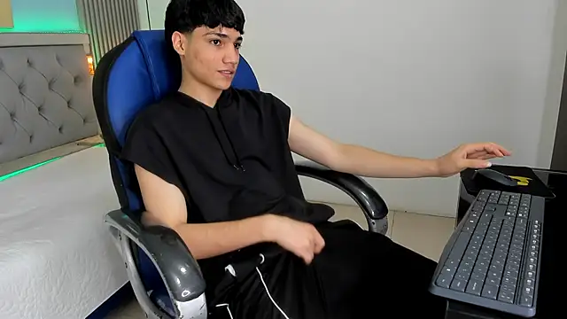 Snapshot of SamBlack_ chatting on June 6, 12:43 pm SamBlack online show from June 6, 12:43 pm