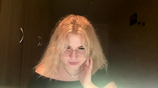 sunshinyflash online show from November 9, 6:28 pm