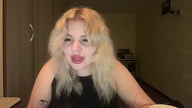 sunshinyflash online show from December 5, 5:42 pm