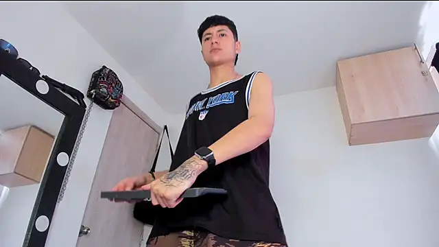 Snapshot of Mateo_Escobar chatting on September 8, 3:44 pm Mateo Escobar online show from September 8, 3:44 pm